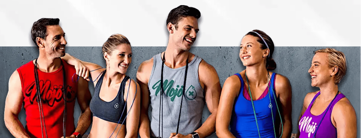Ang Mojo crew โ lima na kaibigan sa Mojo tank tops na tumatawa nang magkasama