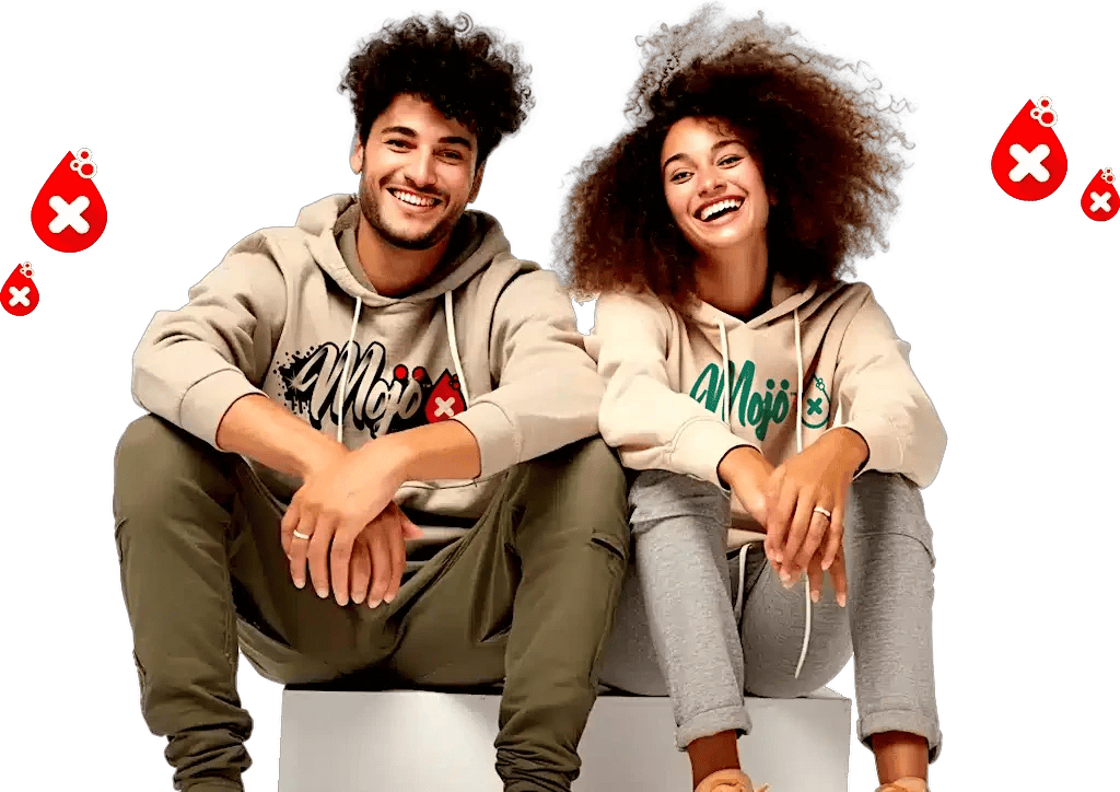Ngiti na pares na nakaupo sa Mojo hoodies